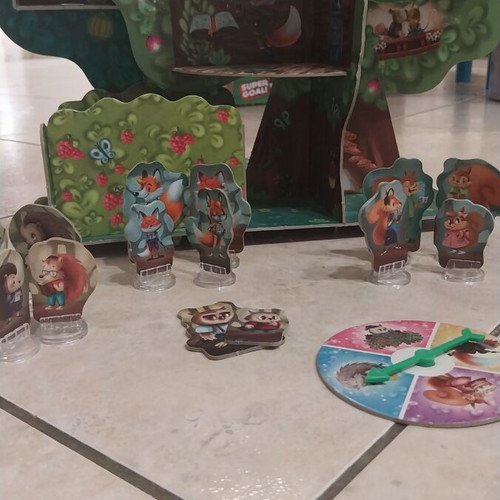 Montessori Treehouse like new with animals