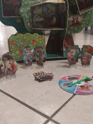 Montessori Treehouse like new with animals