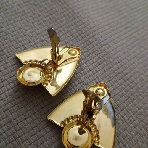 Vintage clip earrings with black stone like new, gold tone