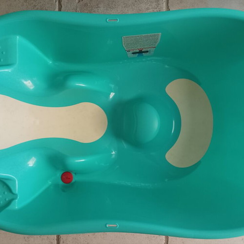 Okbaby Onda baby bath used with ergonomic seat and water thermometer
