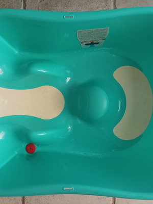 Okbaby Onda baby bath used with ergonomic seat and water thermometer