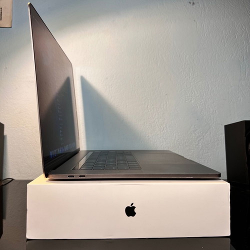 MacBook Pro 15" 2017 i7 2.8Ghz/16GB/Radeon Pro 555 2GB/256GB