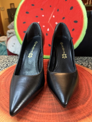Stefania Genuine Leather Black Pumps Size 39 like new