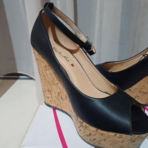 Voi Noi Peep Toe Shoes size 37 like new, black and beige platform
