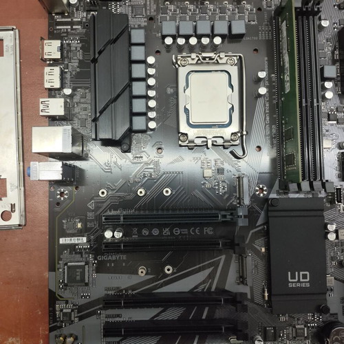 Gigabyte B660 DS3H DDR4 motherboard with i3-12100f and 4GB DDR4 RAM like new