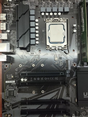 Gigabyte B660 DS3H DDR4 motherboard with i3-12100f and 4GB DDR4 RAM like new