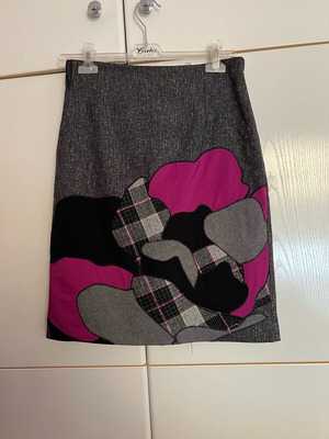 Women's skirt used medium, above the knee, gray and pink