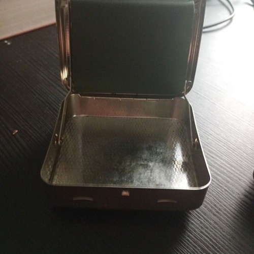 Metal tobacco case used with rolling mechanism