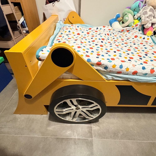 Bulldozer Bed like new with mattress