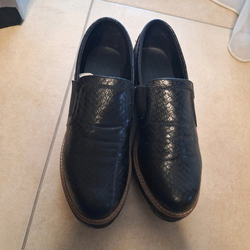 Women's black leather moccasin loafer like new