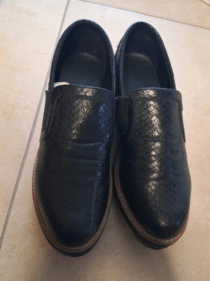 Women's black leather moccasin loafer like new