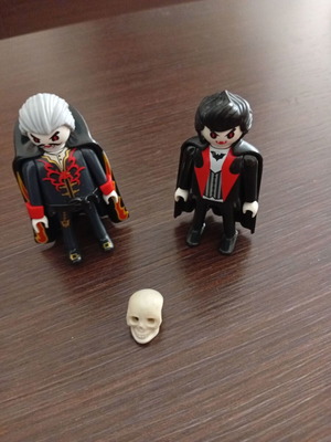 Playmobil φιγούρες βρικολάκων με κρανίο