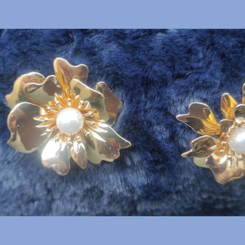 Flower stud earrings new, gold color with pearl