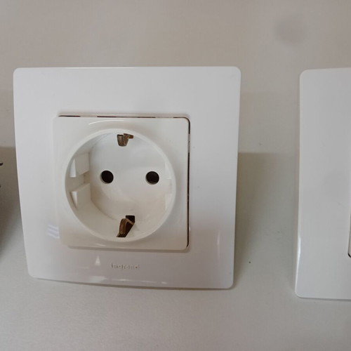 Legrand sockets and switches set like new, 4 sockets + 2 switches