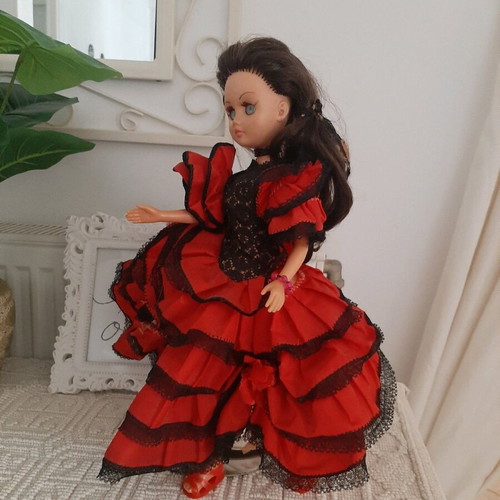 Bella mannequin doll used, collectible with natural wear