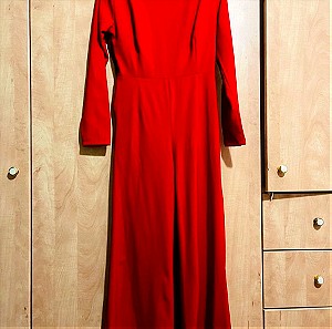 Κόκκινη ολόσωμη φόρμα με άνοιγμα στην πλάτη