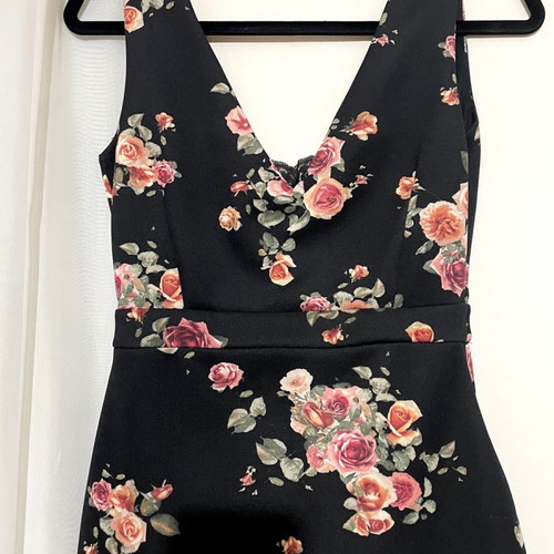Dress used S-M, black floral in excellent condition