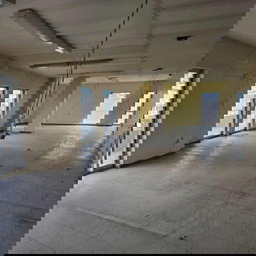 Продава се триетажна сграда 2338 кв.м. на централно място в Перистери.
