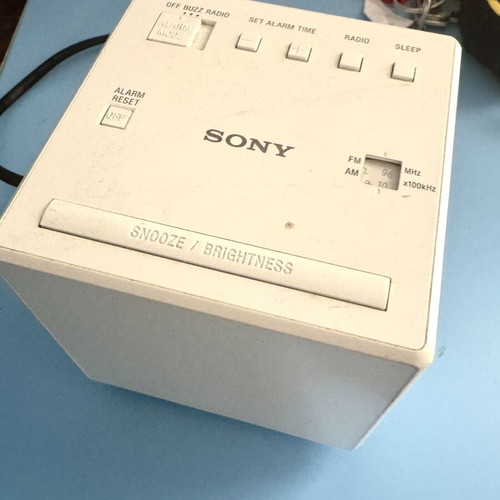 Sony Radio Clock ICFC1 White like new, compact alarm