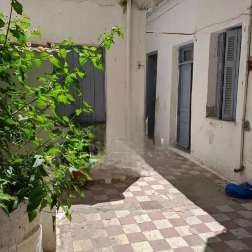 Κτίριο 340 τμ στα Ταμπούρια Πειραιά με αυλή, κατάστημα και 4 υπνοδωμάτια