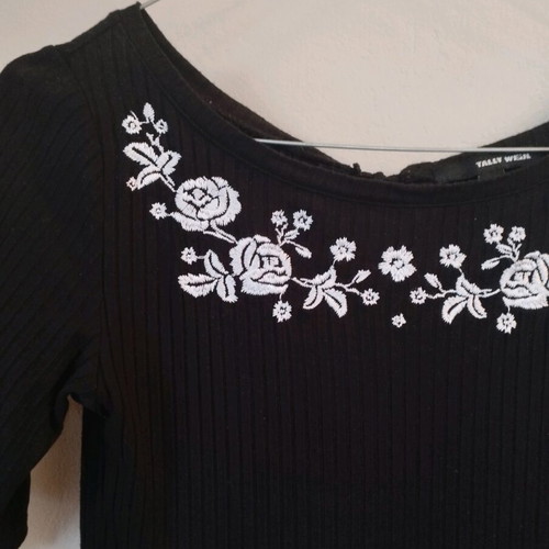 Short-sleeve blouse used with white flowers, size S