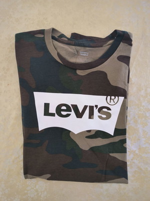 Levi's camo men's short sleeve t-shirt size Large
