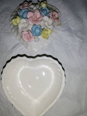 Jewelry box like new, white and blue, 5 x 7 x 4