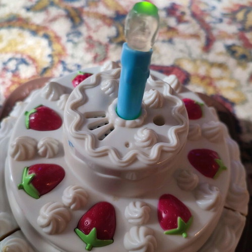 Toy cake used with music and light effects