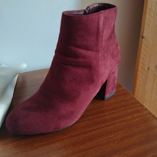 Women's suede boot burgundy like new, size 39