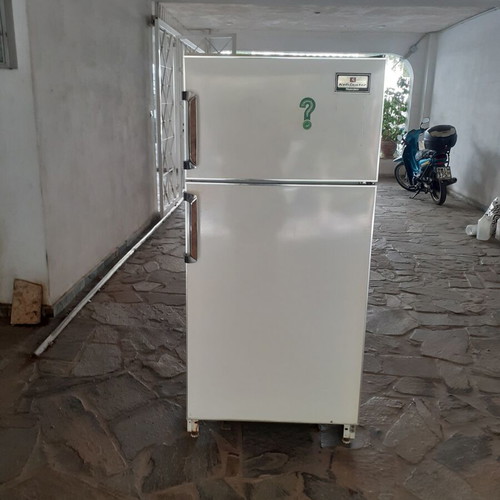 Kelvinator refrigerator freezer used, ideal for outdoor spaces