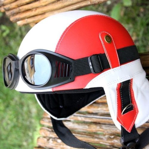 Motorcycle helmet with Italy tricolore flag colors, Vespa style