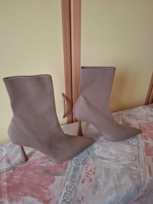 Μποτάκια κάλτσα Zara σαν καινούργια, νούμερο 37, μπεζ