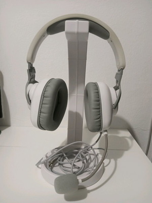 Headphones with support stand