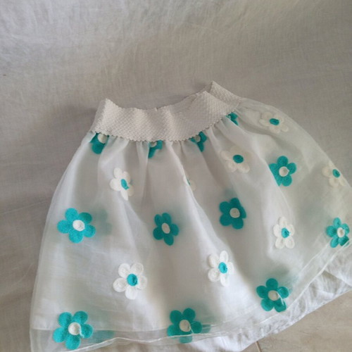 Skirt new with embroidered flowers, size XS, white