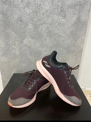 Pro Touch women's athletic shoes like new, size 38