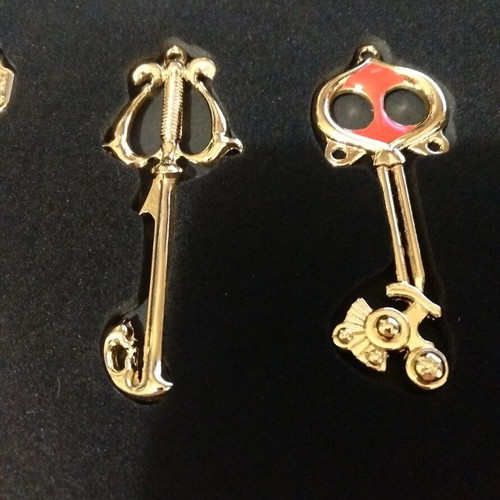 Kingdom Hearts collectible keyblade set with 8 pieces, like new
