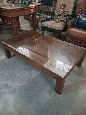 Τραπέζι σαλονιού με τζάμι σαν καινούργιο