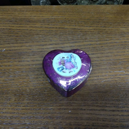 Porcelain jewelry box like new, purple with gold details