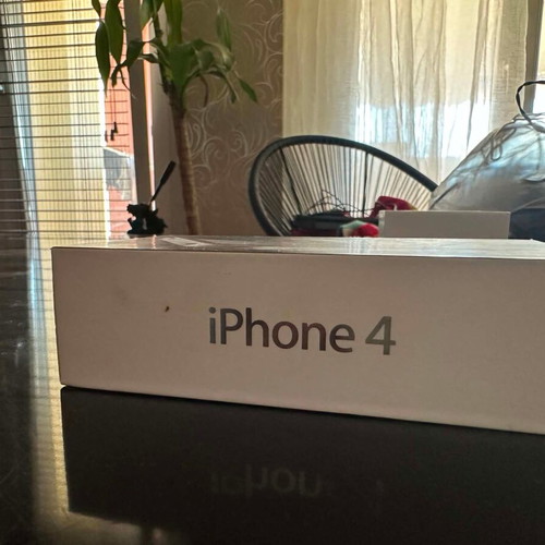 Apple iPhone 4 Original Box like new, collectible