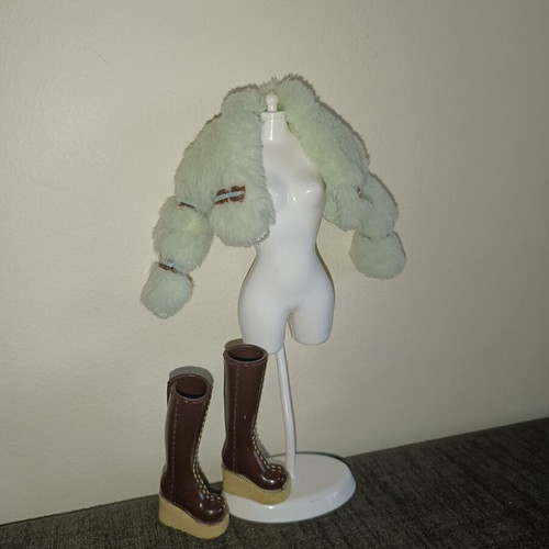 My Scene Madison Chillin’ Out accessories used fur coat and boots
