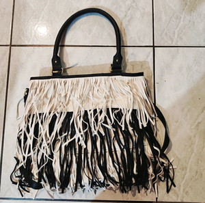 Τσάντα Steve Madden αυθεντική, ώμου και χειρός ασπρόμαυρη με κρόσσια