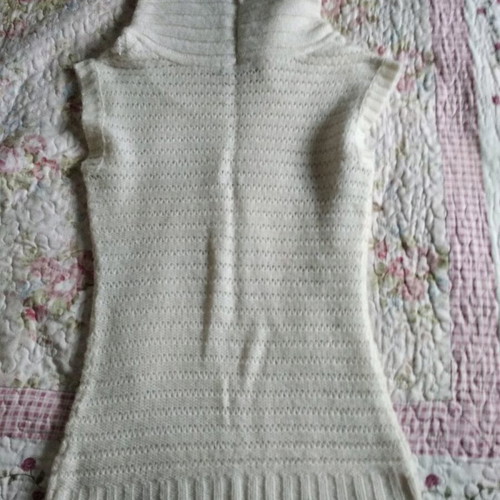 Calliope sleeveless knit like new in cream color with large collar