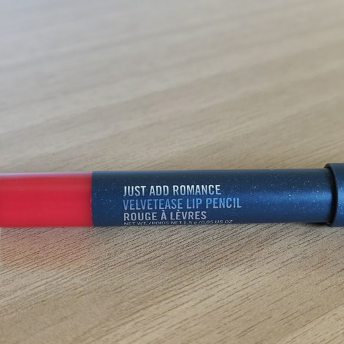 MAC Velvetease Lipstick Pencil red long-lasting, like new