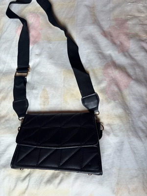 Черна капитонирана чанта тип crossbody