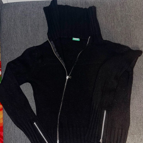 Benetton 100% wool zipper sweater black like new, size S