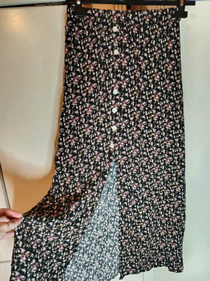 Floral midi skirt S/M new with buttons and slit