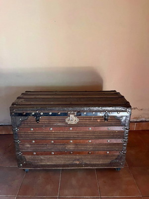 Aigyptioton chest used with wheels, dimensions 1mX0.53mX0.70m
