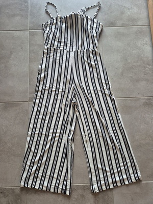 Stradivarius jumpsuit like new, black and white, size L