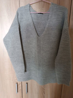 Oversized gray sweater like new, size S, V neckline