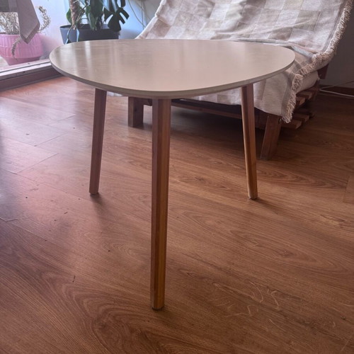 Coffee table like new for living room or bedroom